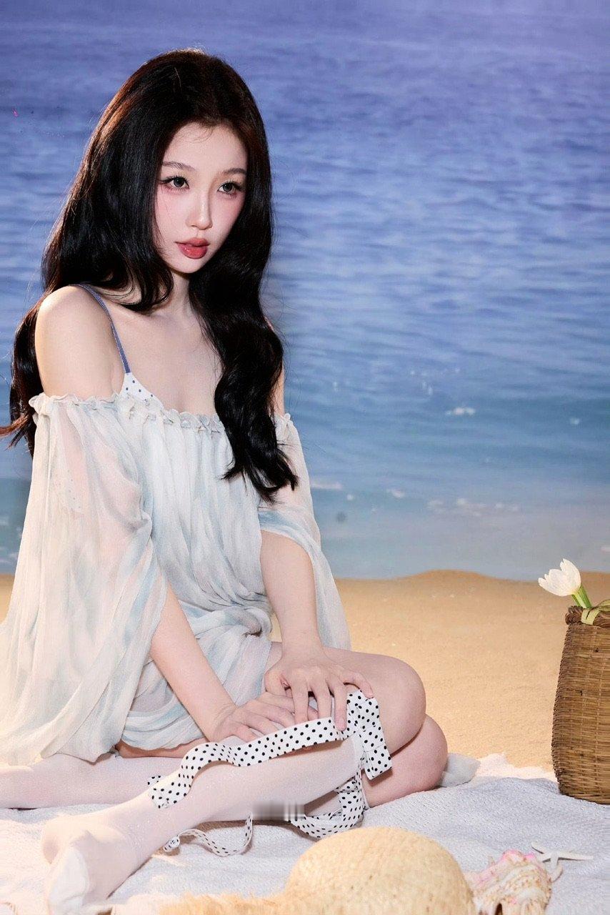 虞书欣纯欲海边大片 虞书欣蓝色斜肩吊带裙 虞书欣蓝色斜肩吊带裙 