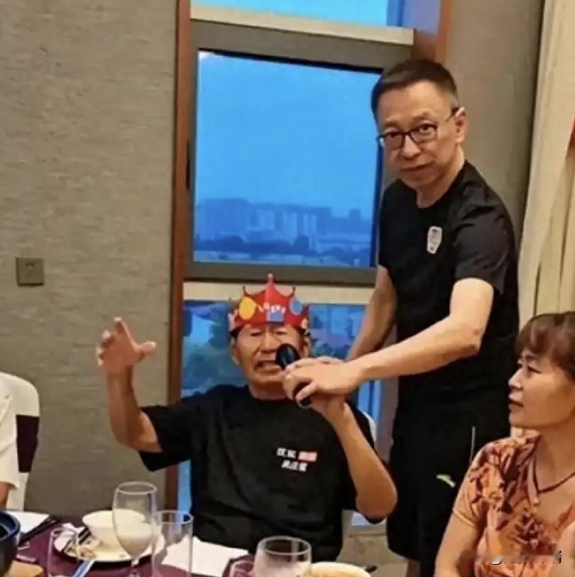 62岁张朝阳回河南孟津给百岁大伯拜寿，身家几十亿却穿件领口松垮的旧文化衫，没名表