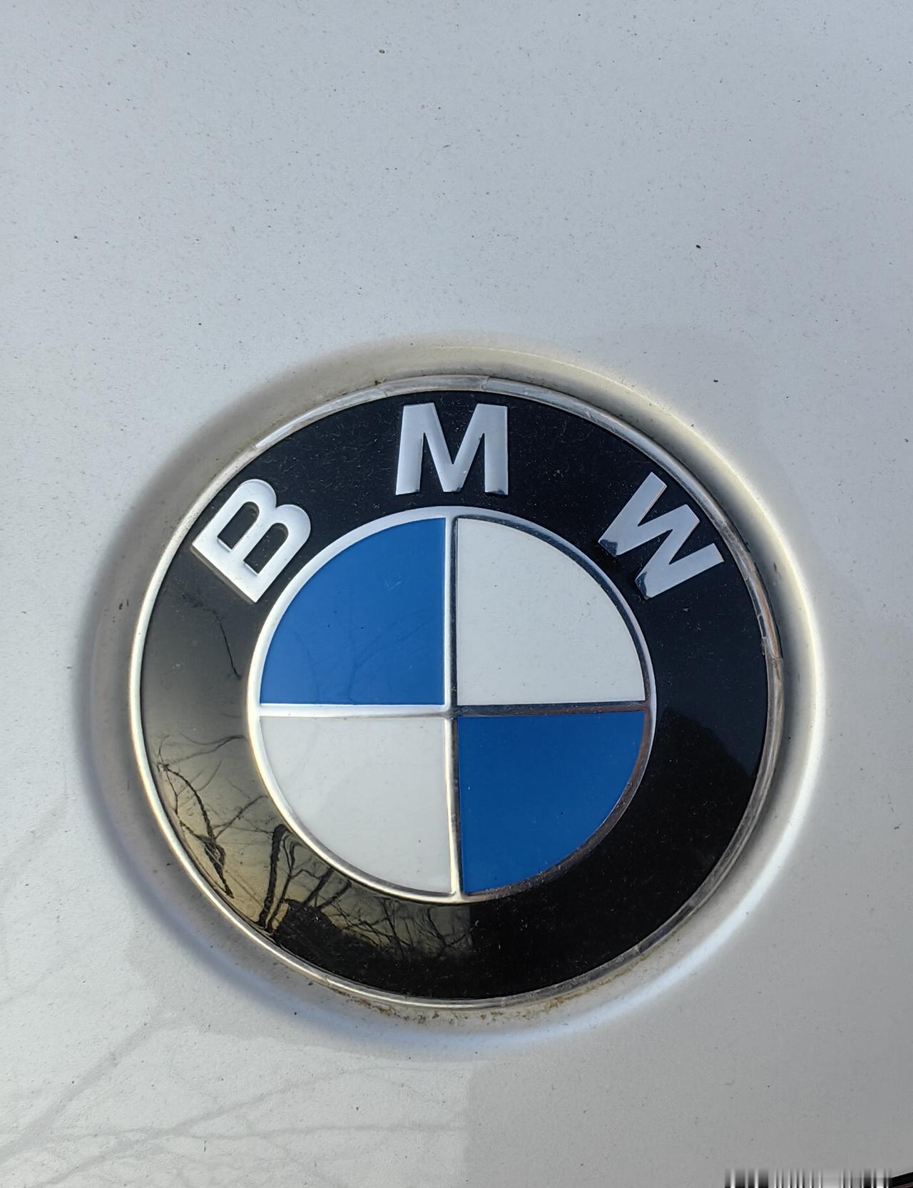 老牌车企的车标，十有八九都爱套个圈、加个框。你就看吧，宝马、奔驰、奥迪、大众、丰