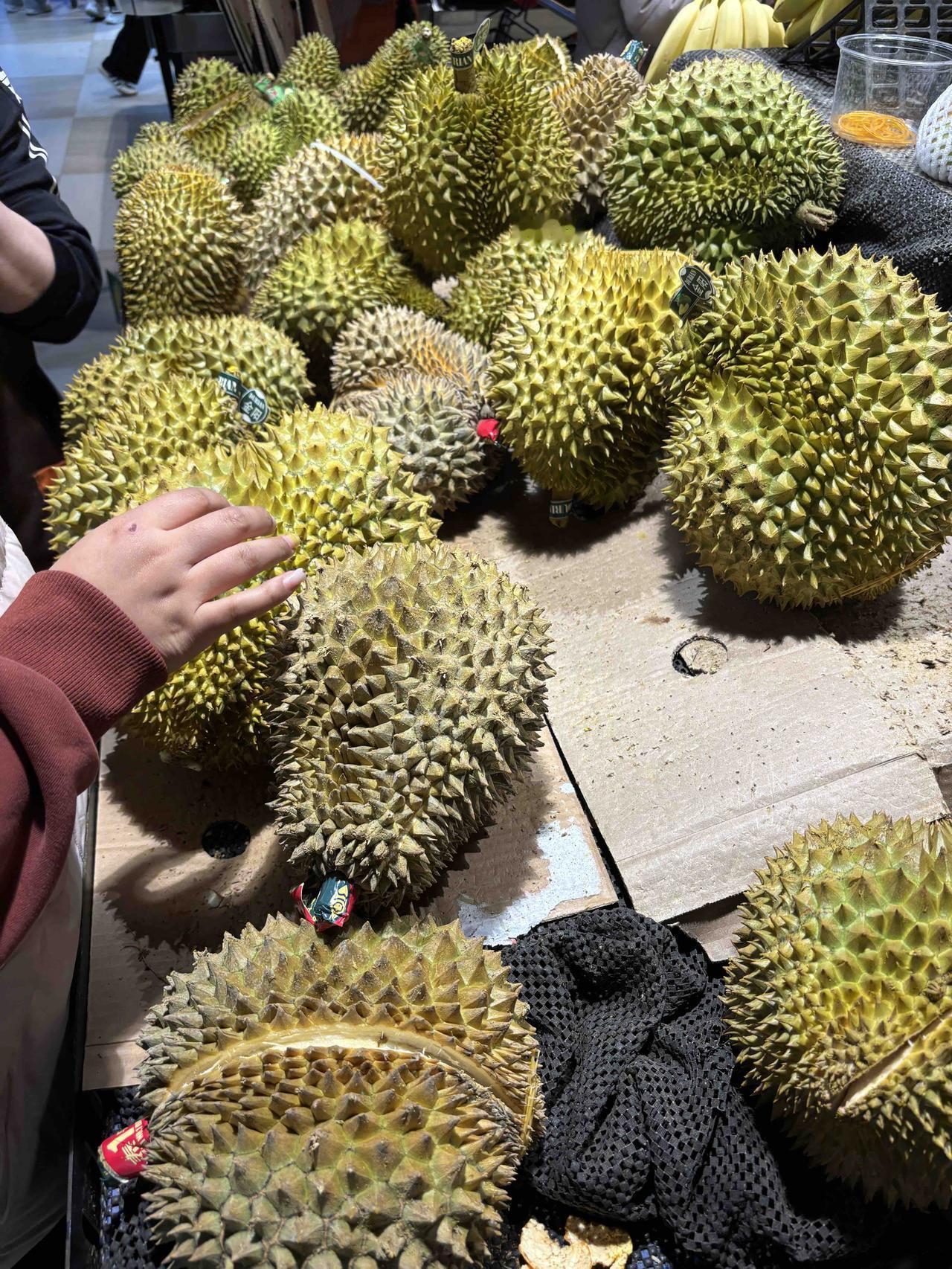 分享我这周有趣的事：超市搞活动 榴莲19.9，还是金枕榴莲，但是看着不熟，有没有