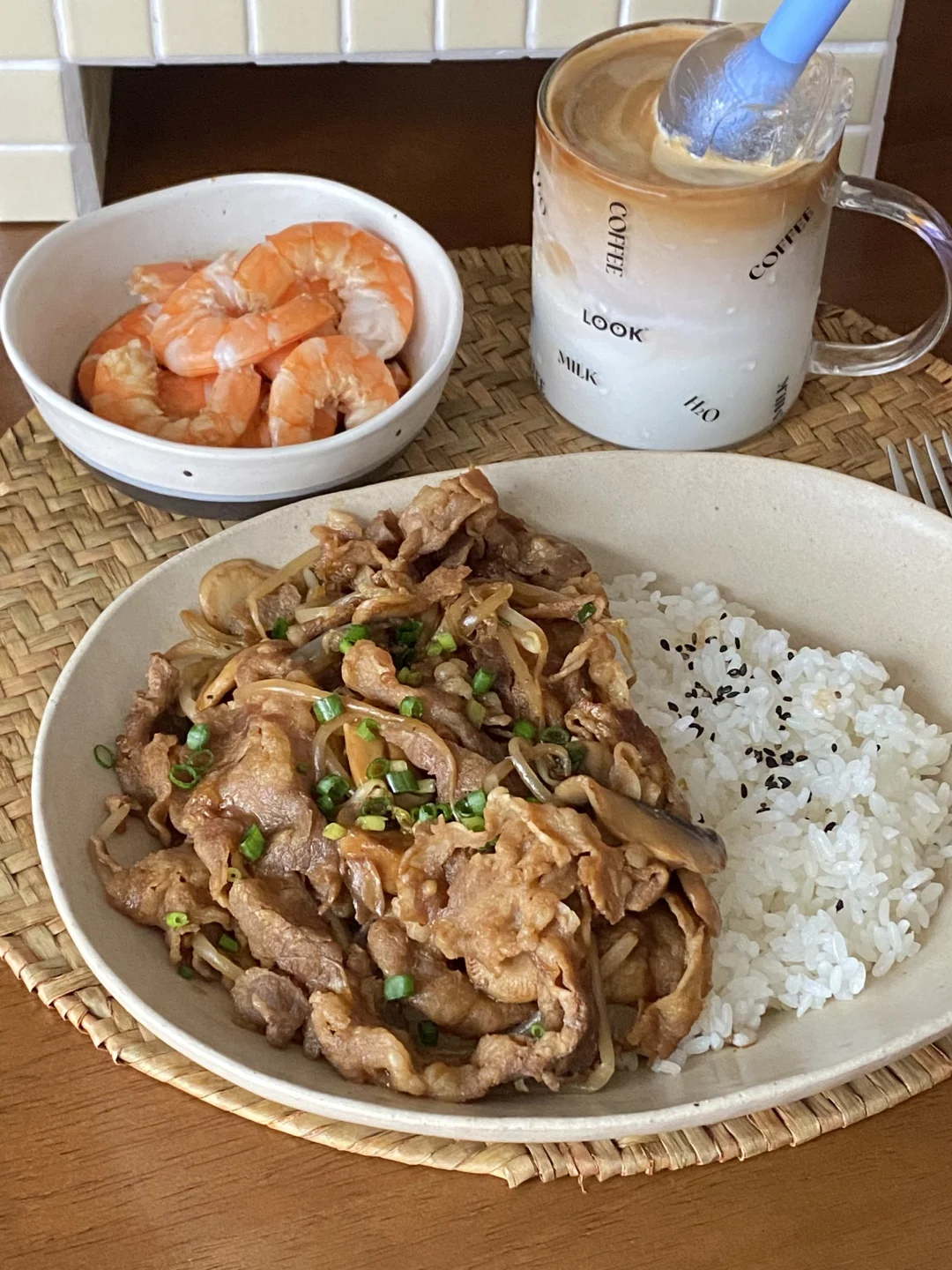 一人食午餐｜口蘑豆芽肥牛饭🥣