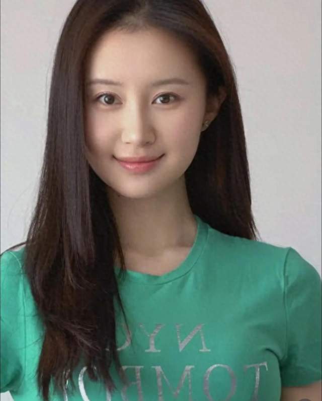 **39岁不婚不育的舒畅：父母离异丧母，活成最清醒的大女主**
