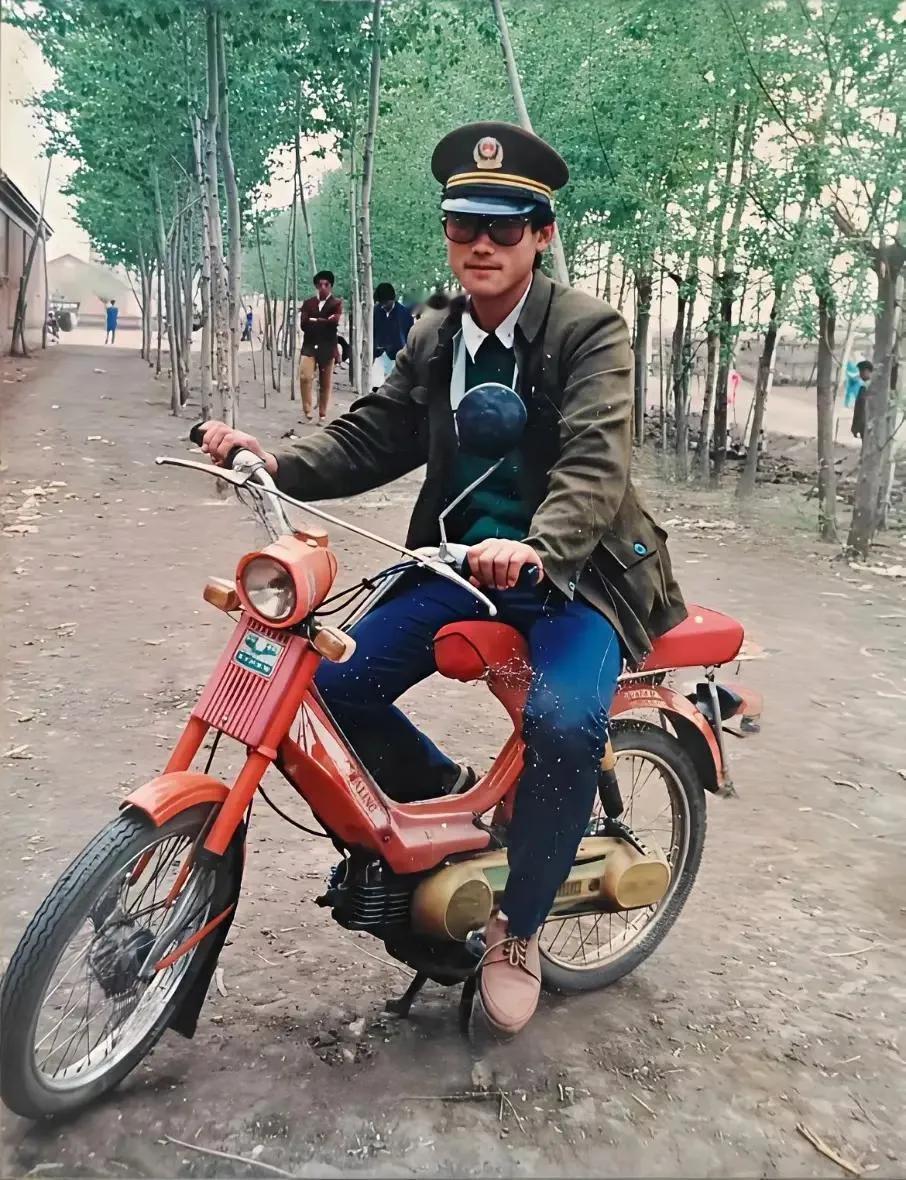 80年代这派头，绝对是村里最靓的仔。大街上突突一响，那叫一个风光！有谁知道他骑的