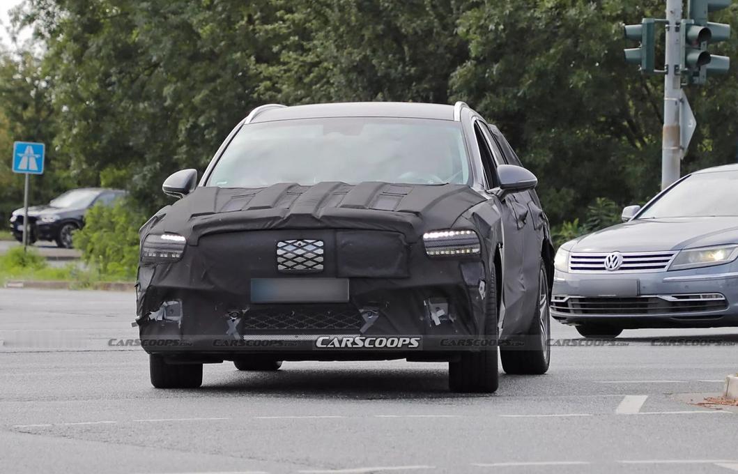 【外观微调 新款捷尼赛思纯电GV70谍照 】日前，网络上曝光了一组新款捷尼赛思纯