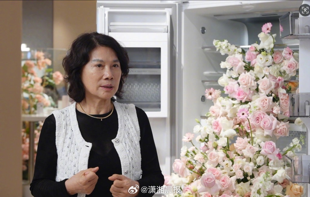 【#董明珠回应与孟羽童合作计划#】6月10日晚，董明珠亮相京东家电家居采销直播间
