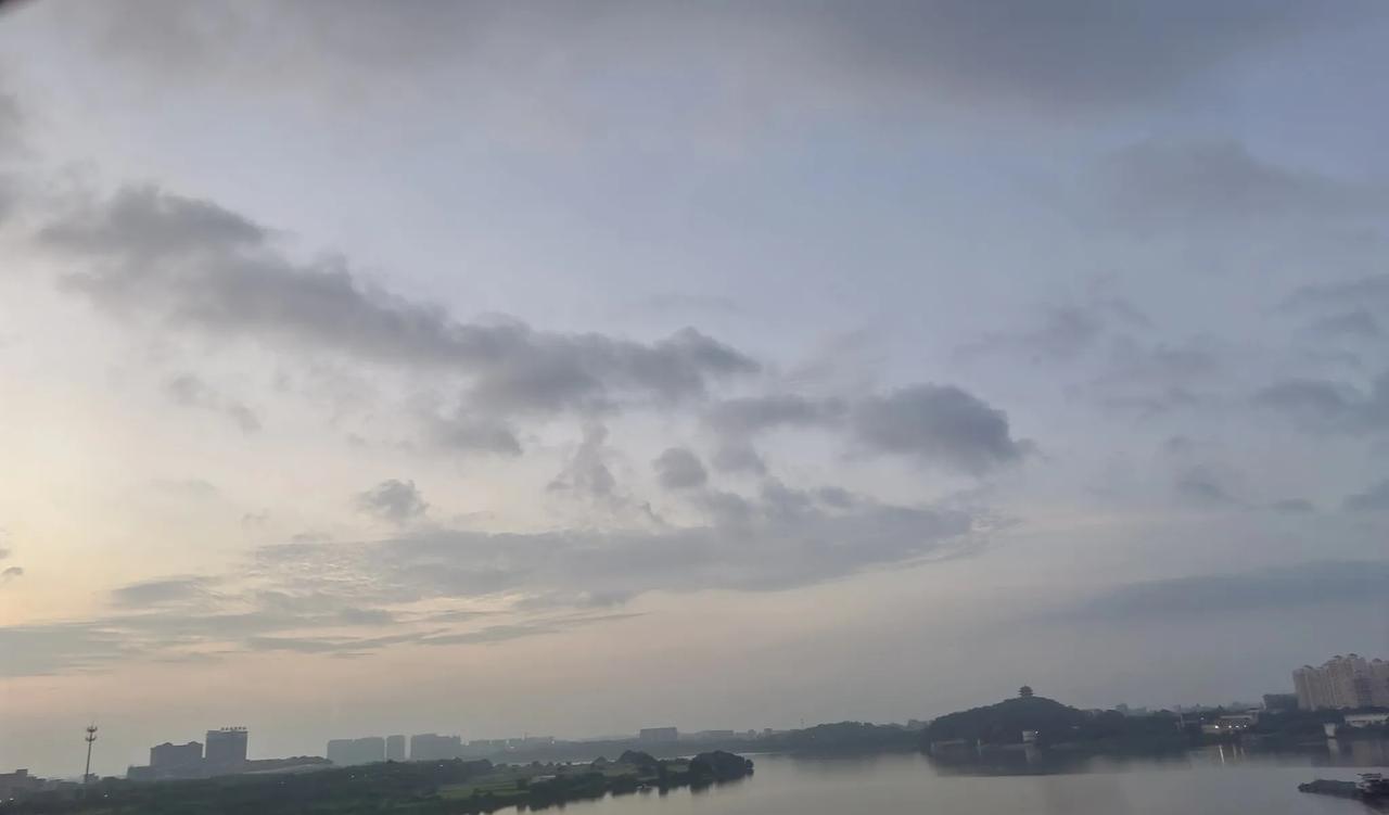 “社保不要停，到时失业金领完了我每月再多转笔钱给你交社保，这是你将来生活最基本的