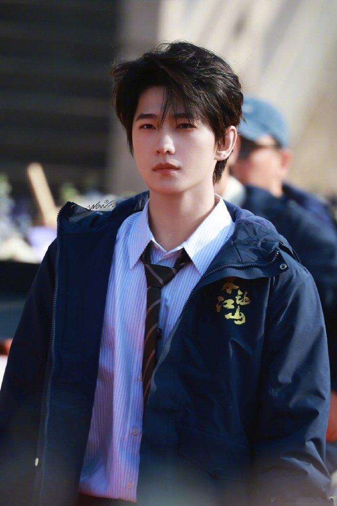 不让江山开机 杨洋演绎的李叱超有个性，为家国战斗超英勇。费导带领演员团队努力付出