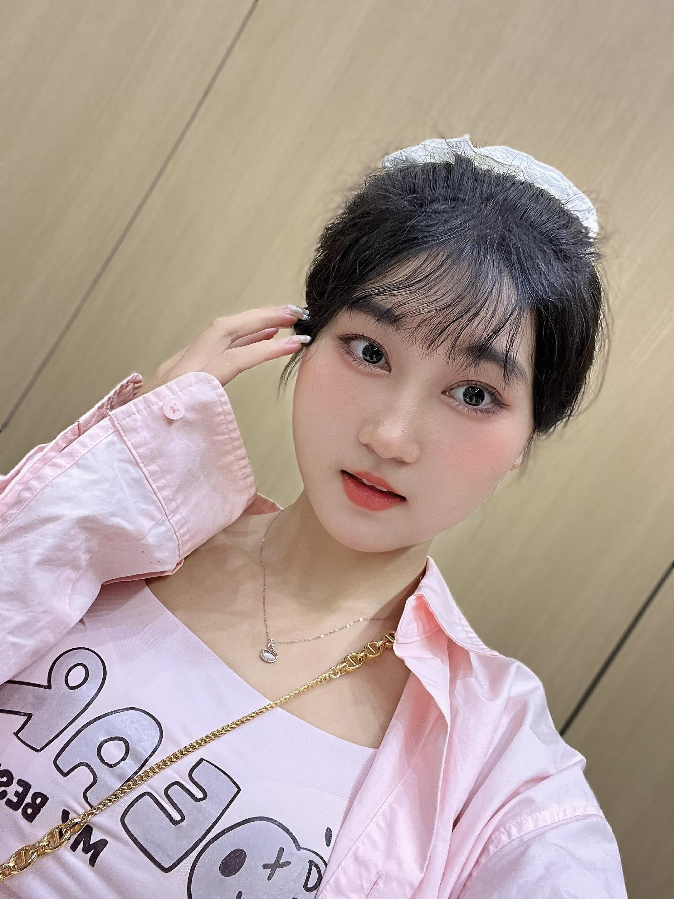 我又来学校画画喽，学校画的孔子浮雕壁画大家觉得画的好看吗，画画是爱好也...