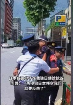 这次自卫队没有声称丢了一名士兵！
日本陆自军官持刀冲入中国大使馆，想杀中国外交员