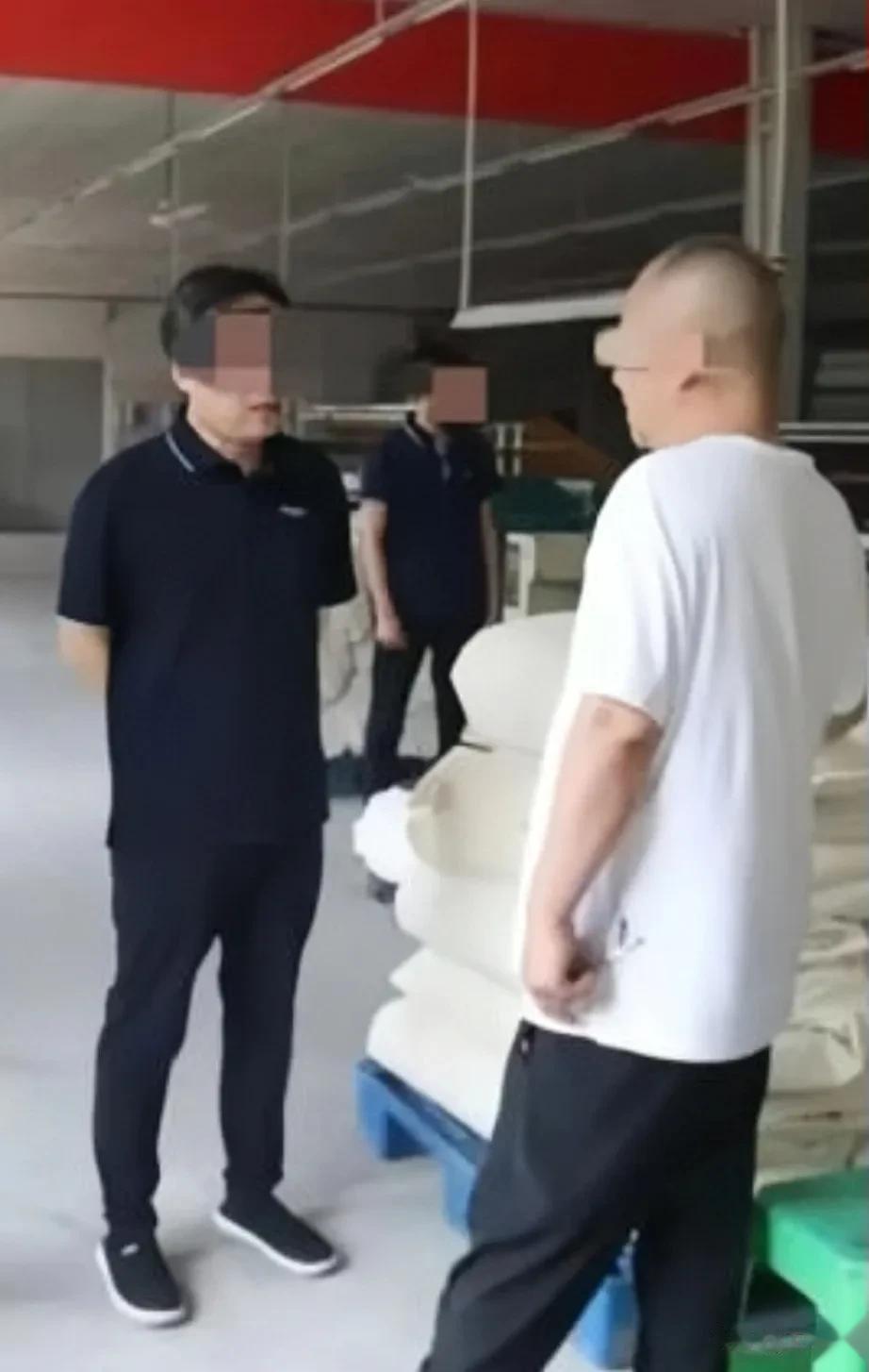 P掉县委书记体恤衫上的LOGO，是弄巧成拙还是做贼心虚？

县委书记下基层调研，
