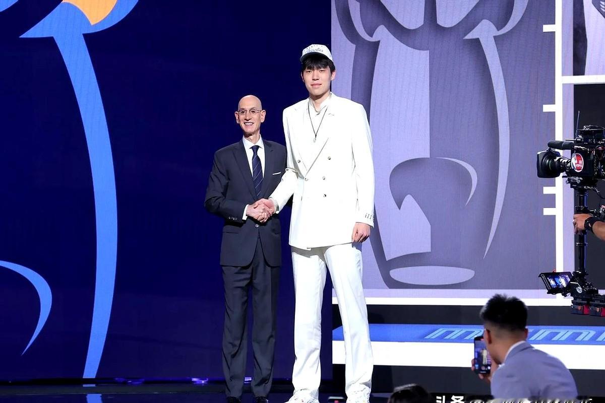 杨瀚森的4年计划：成为约老师第二。

第16顺位被选中的他，四年薪资预计为213