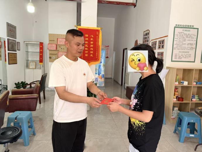 两面锦旗背后是台州爱心团队9年的守护 近日，台州市天台县石梁镇的受助女孩青青和母
