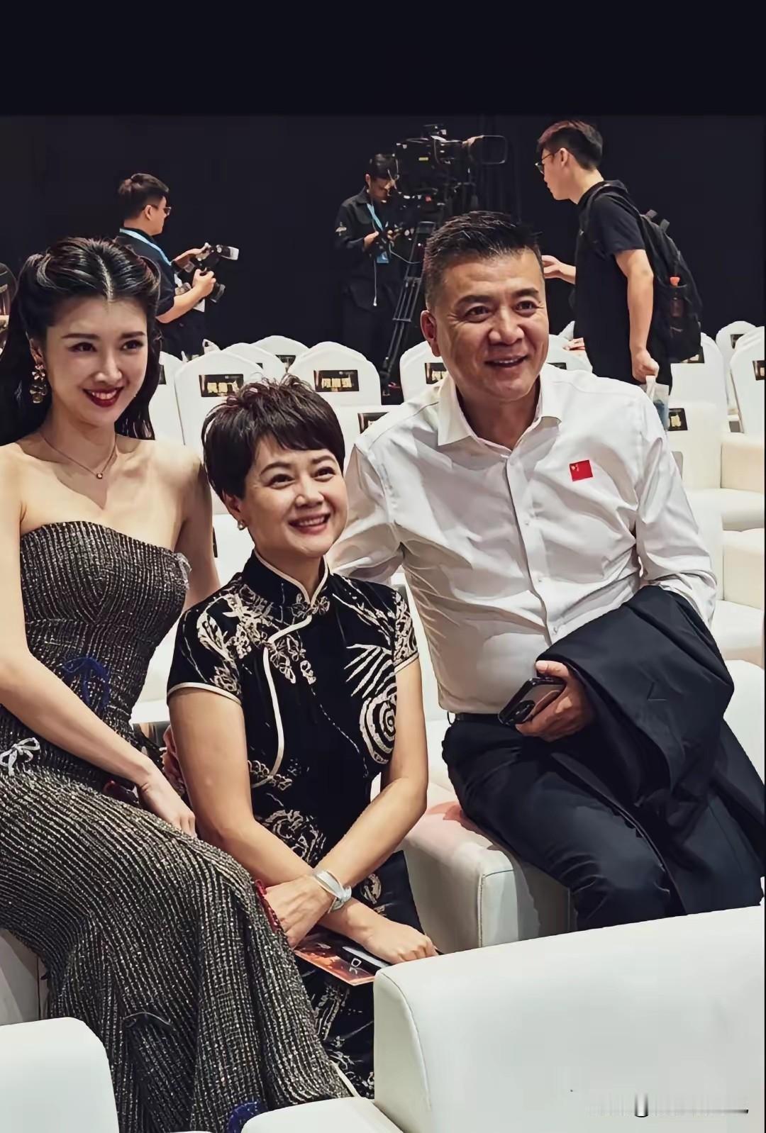 女儿看着比妈妈还要美。