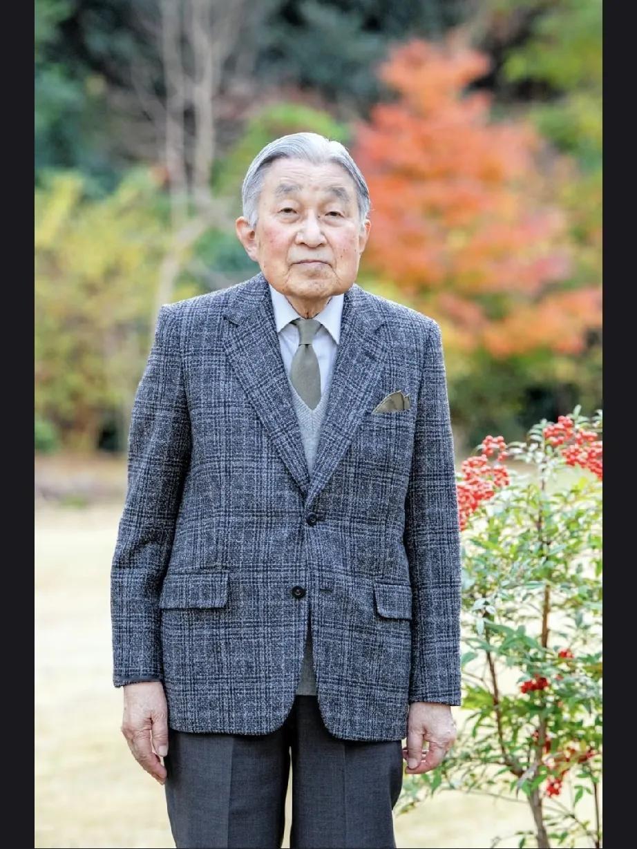 他是日本明仁国王，在1992年正值中日邦交正常化20周年，他曾破天荒访问中国，成
