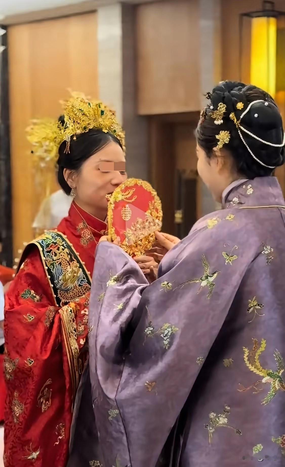 中国姑娘嫁给老外，确选择中式婚礼，姑娘肯定想让老外有一个记忆犹新的回忆。随着中国