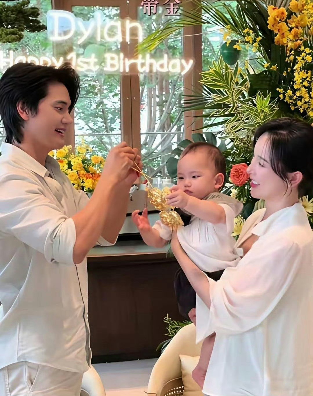 张檬和小五的儿子办周岁宴，张檬爸妈送了大金项链和小金锣，儿子活泼可爱像妈妈 