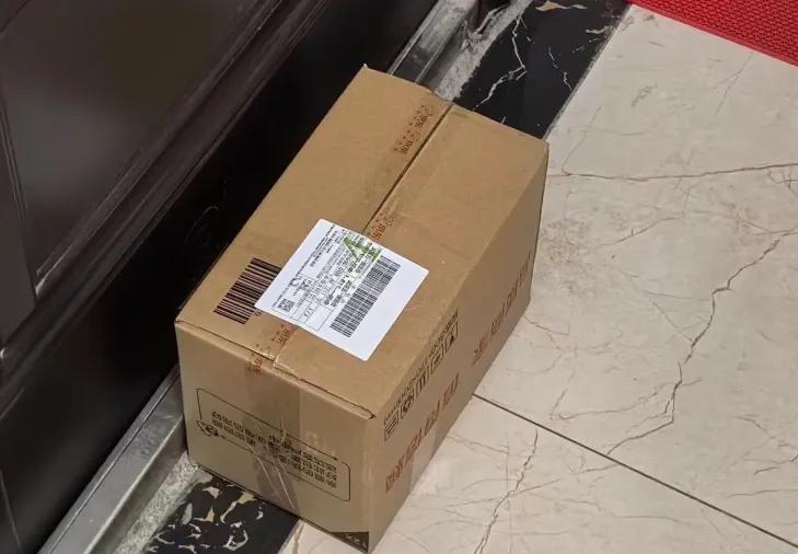 高中室友从老家给我寄了一箱白酒过来，还特别交待要我别送人，留着自己吃，我心想这白