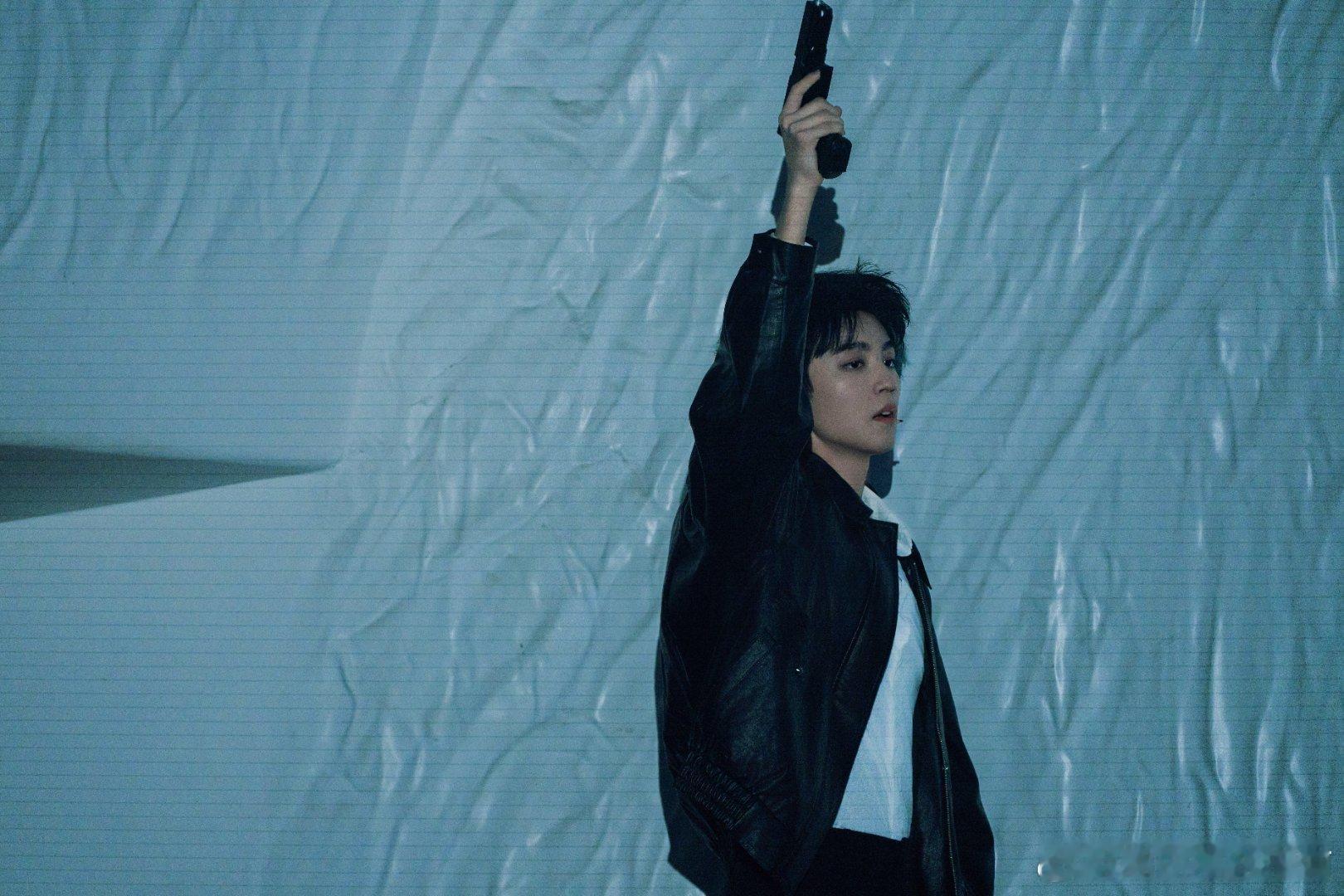 王俊凯粉丝给董子健发观演须知董子健：我只是安静看个戏…王俊凯粉丝：不，你得先学习