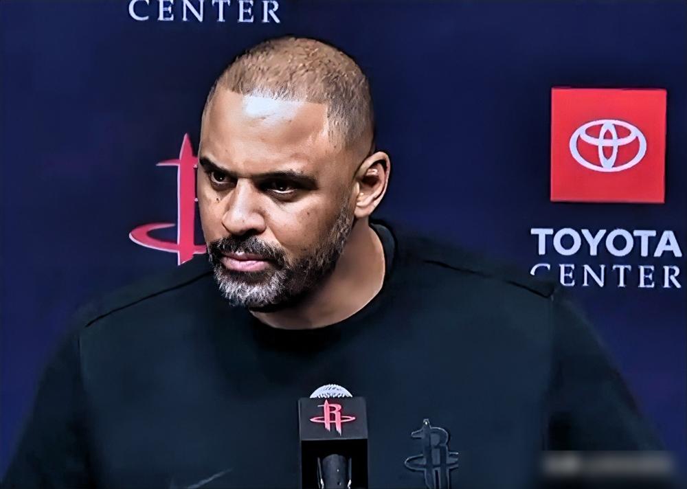 火箭主场107比105险胜鹈鹕，这球看得人手心冒汗。
末节一度被反超4分，眼看