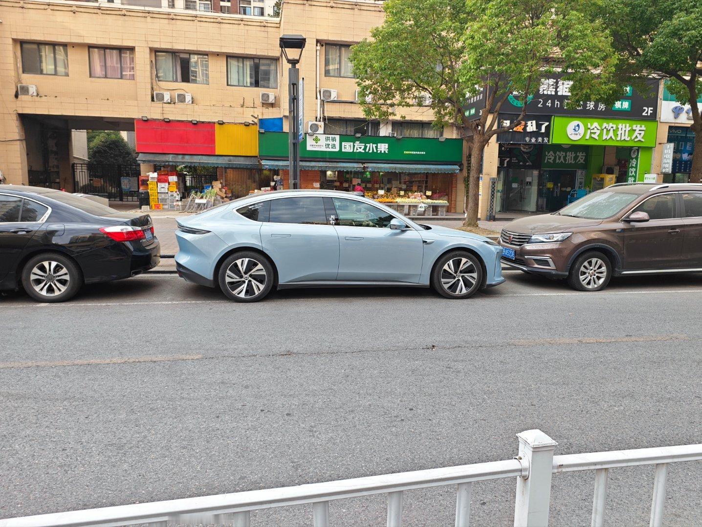 停了个路边车位就我这4米7几的车长，都揉了大半天，费了老鼻子劲了。真的很难想象那