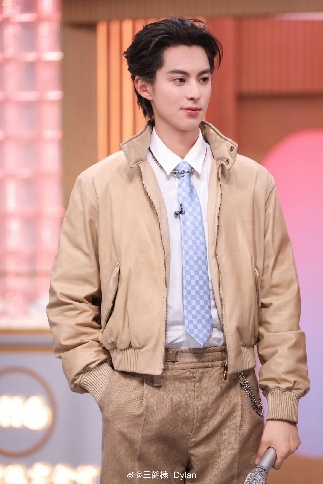 王鹤棣画白鹿简直是抽象派你好星期六白鹿：我真的会谢！被王鹤棣画成一条路！ 