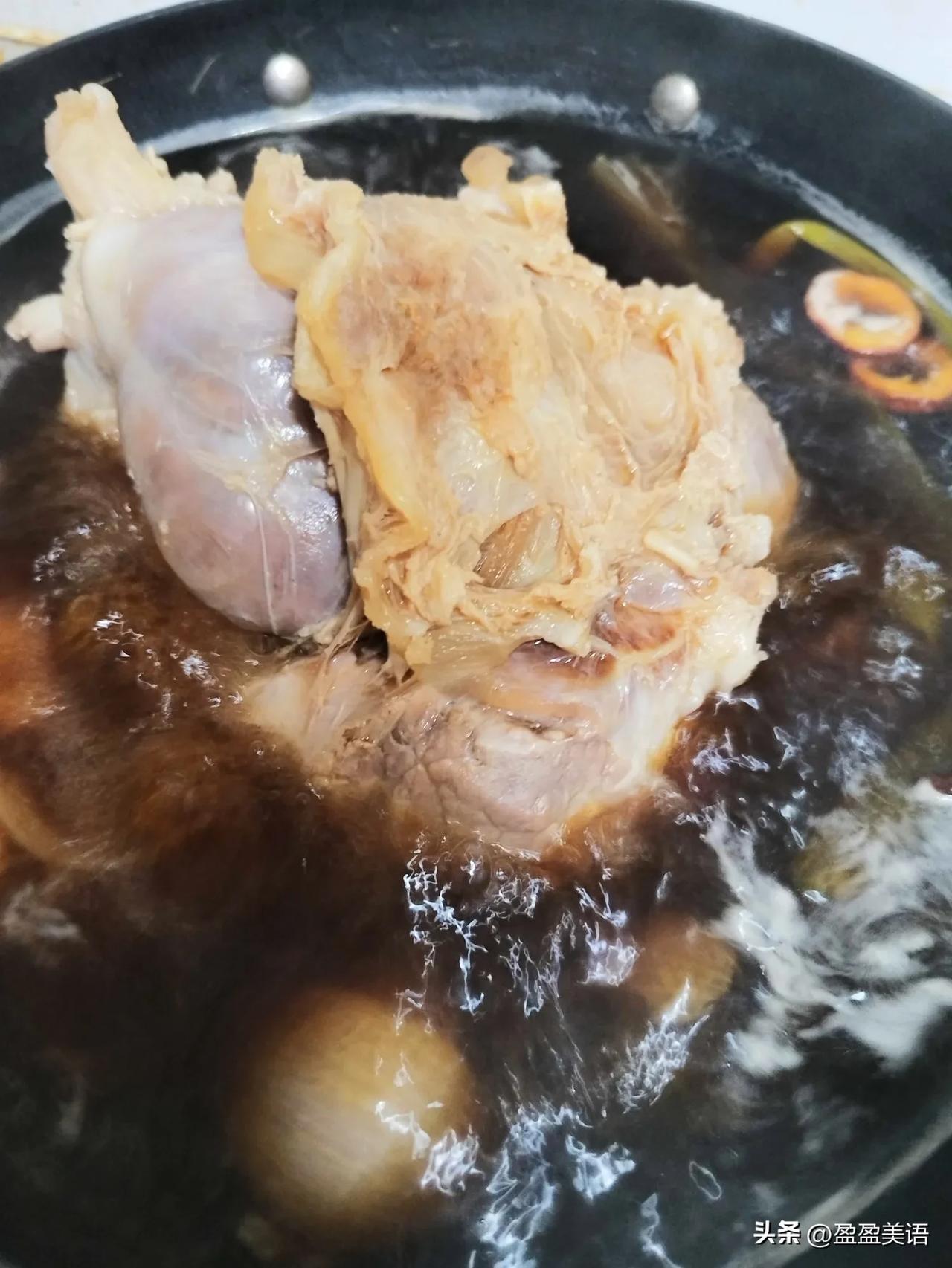 春天，是进补的季节。

今天炖了一大条牛腱子，有点大，锅盖都快被顶飞了[捂脸]又