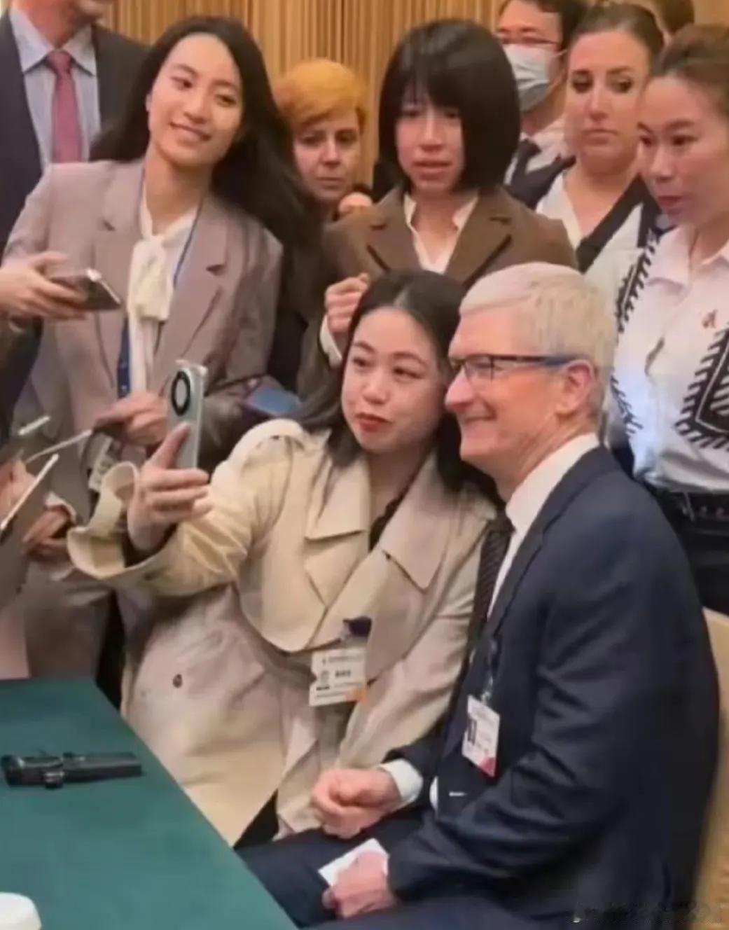这张的照片可能会成为2024年的经典一幕！

小姐姐用华为Mate60与库克合影