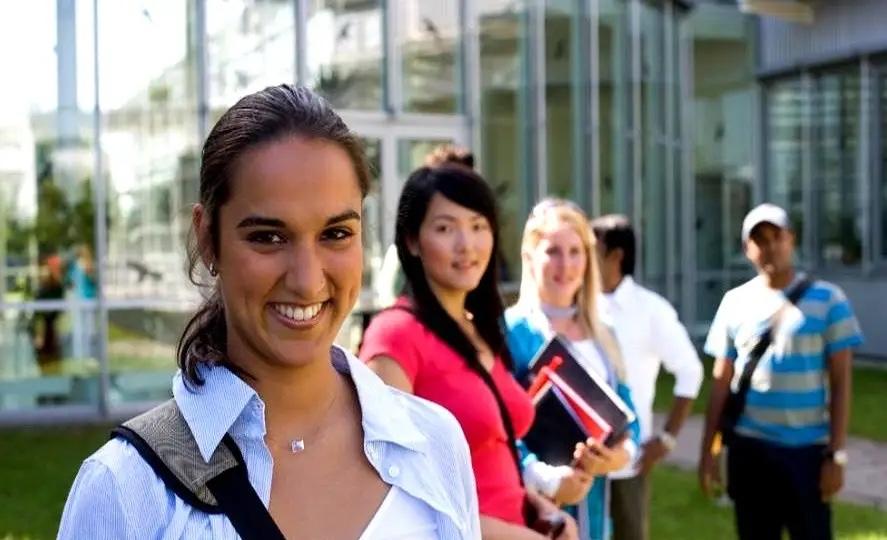 留学生骂中国女生“廉价”，学校只回一句“正在调查”

这句回应，比脏话更刺耳。