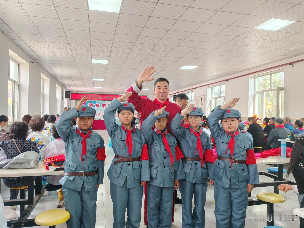 飘带红
领巾飘带血染成，
传承火种战旗红。
以老带幼禾苗壮，
请续句……
（打好