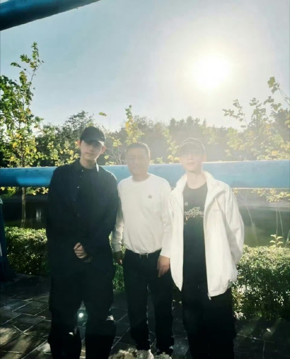 其实大家都很体面，又一起参加了一个活动，有合照很正常，本身又没有闹翻，而且这部剧