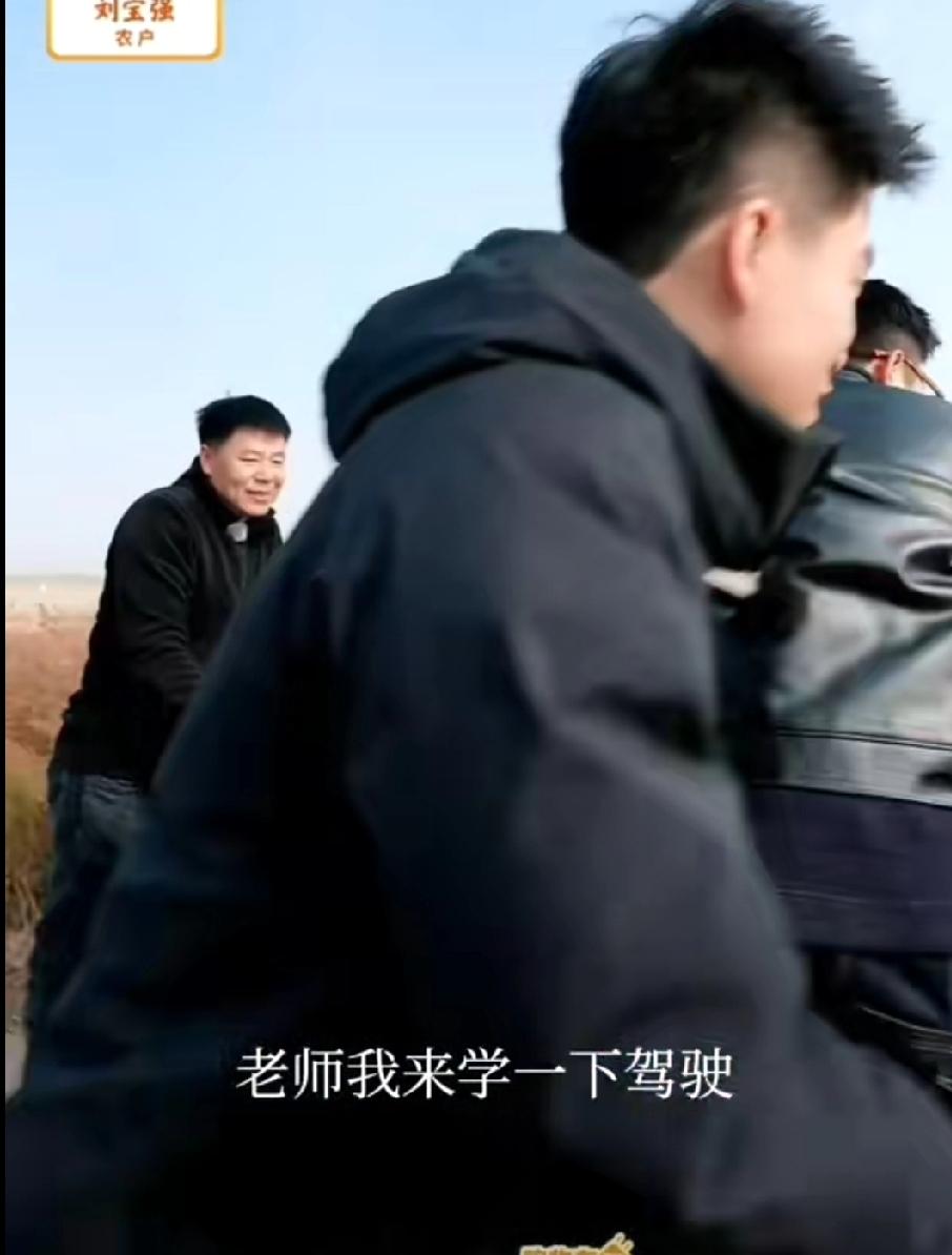 董宇辉咋这么喜欢挑战呢？这是把三轮车当机车开了吗？你见过谁把车开出去2km才找刹