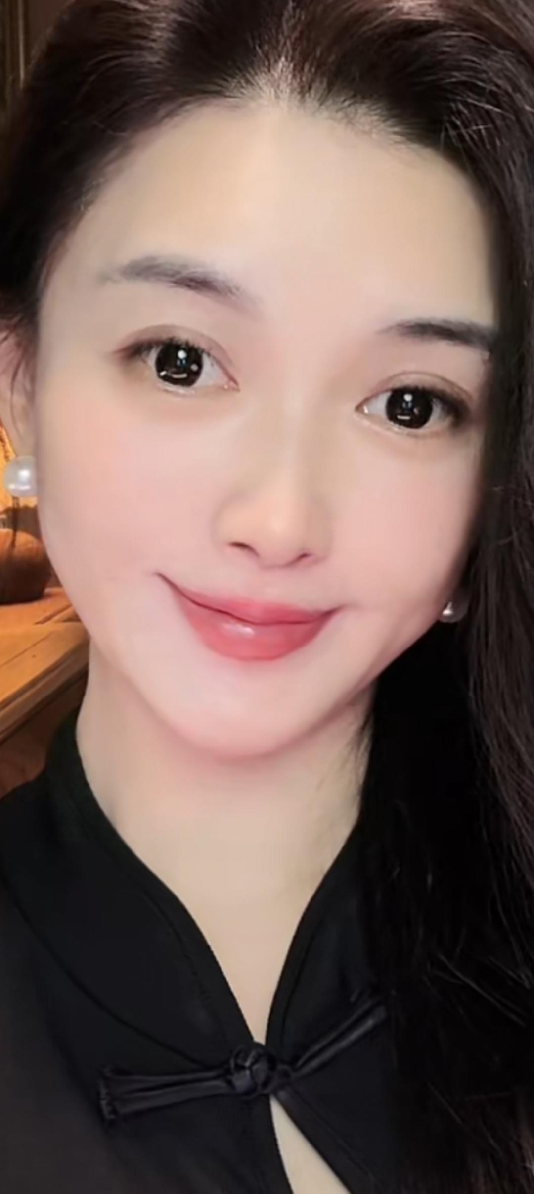 这位美女正在微笑呢。