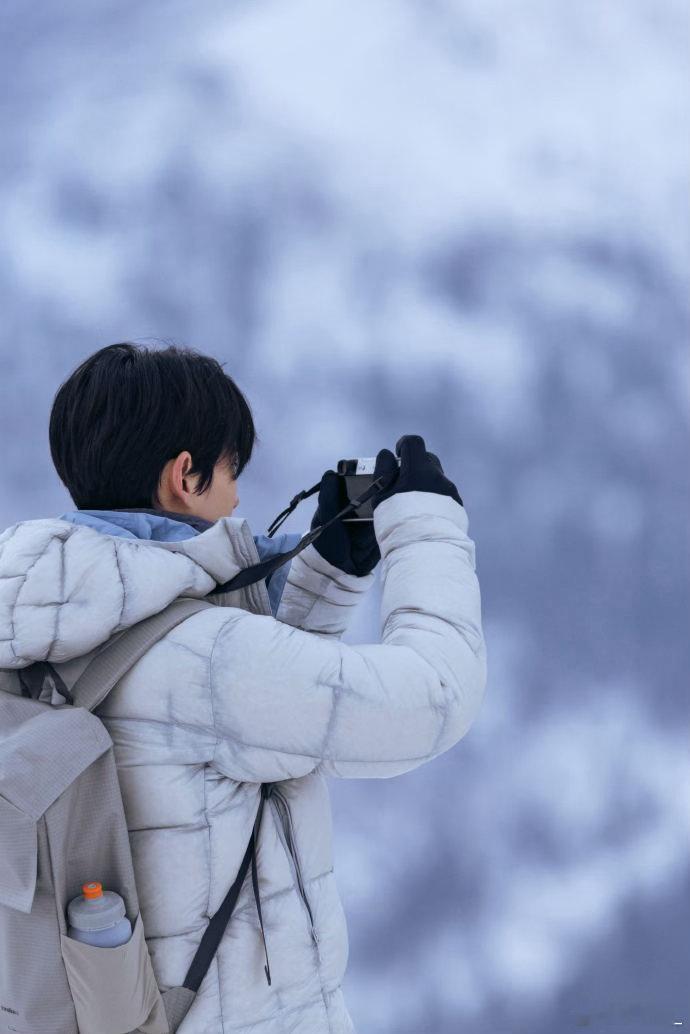 朱一龙骑摩托巡山朱一龙 没想到再看朱一龙骑摩托，还是这么惊艳。短片里的他温柔又有