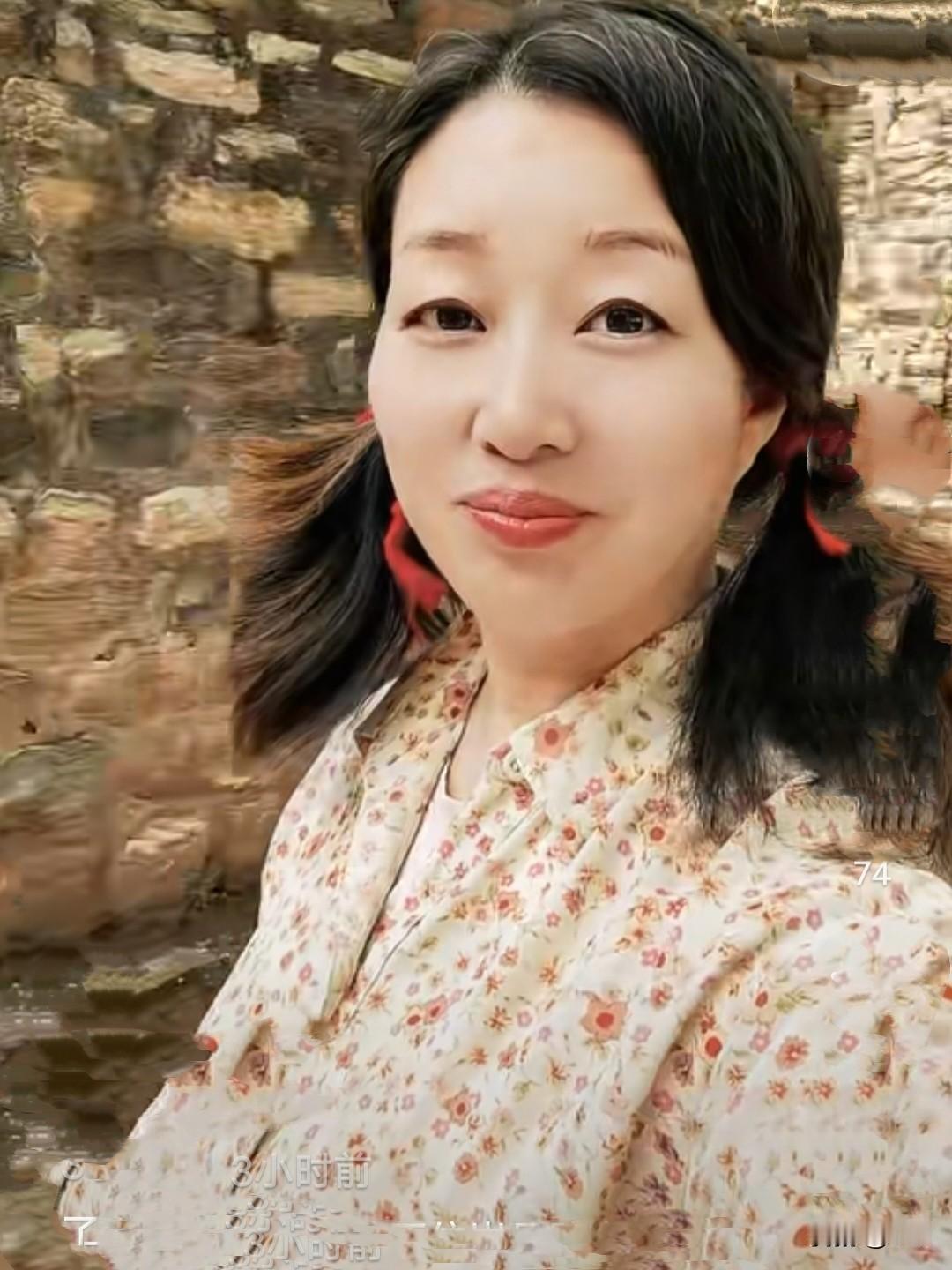 这是农嫂在短剧中，扮演村姑招娣的剧照。
她身穿碎花布衣服，头上扎着两个羊角辫，脸