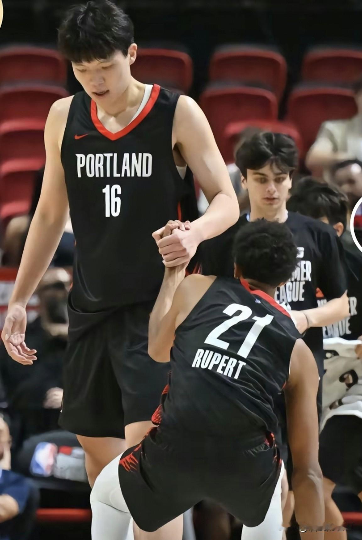 杨瀚森前途无量！
可能许多球迷觉得杨翰森NBA首秀，
上场5分钟只得2分，
对这