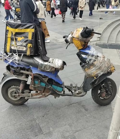 外卖小哥电动车被骑走后续：男子称 "觉得好看就开走"，警方认定盗用仅口头教育，网