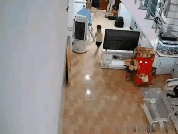 是孩子动作过猛吗？孩子在屋子里奔跑，不慎摔倒了！更不幸的是，就在他倒地的时候，脚