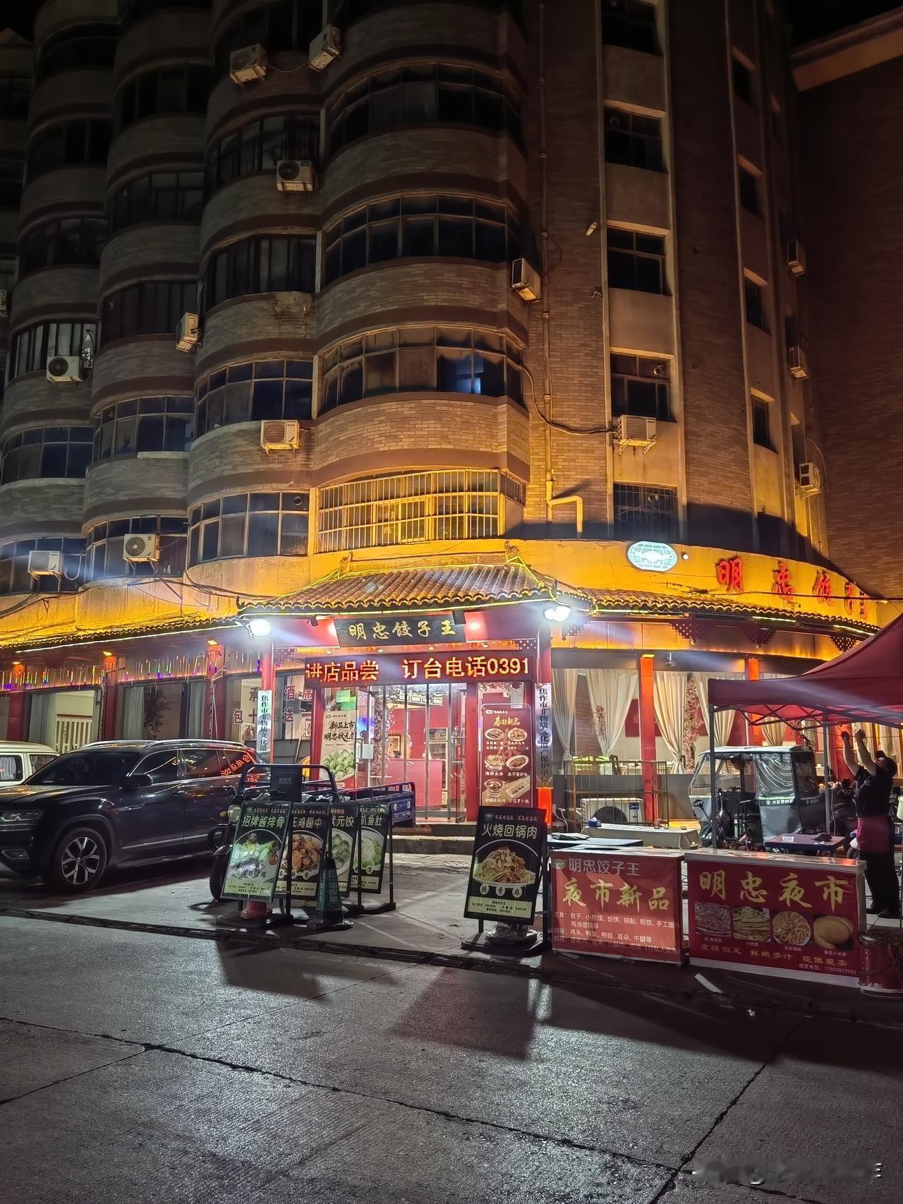 焦作大饭店都出来摆摊了
到底是从啥时候开始的？突然之间很多大饭店都开始在大街卖菜