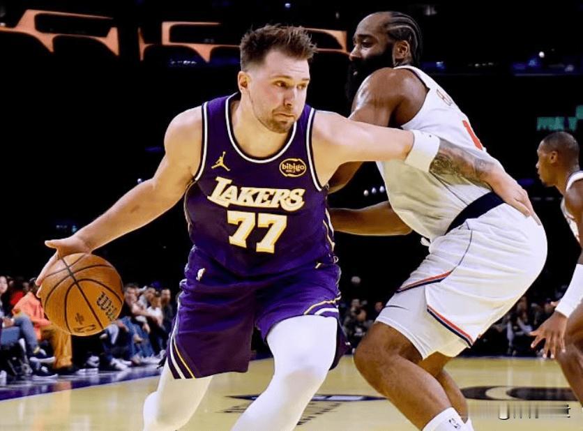 东契奇太猛了！昨日对阵快船，他首发出战就轰下43分9篮板13助攻。首节更是单节2