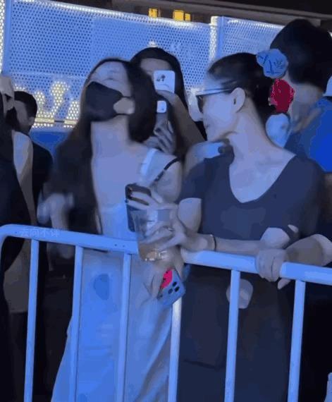 李嫣和窦靖童，王菲的两个女儿，在妈妈的主场演唱会上，一个跳舞慢了半拍，一个唱歌绷