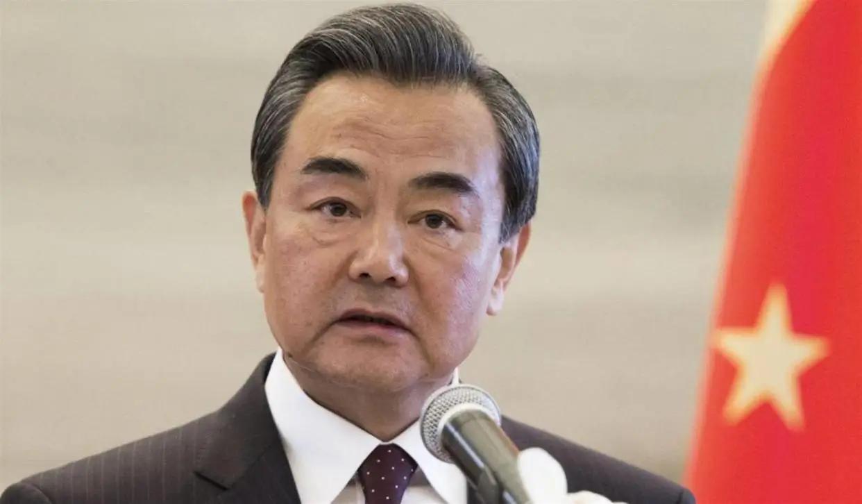 王毅主任专机落地马尼拉，脚没站稳就先给东盟提了个醒：小心马尼拉那边的小动作。
头