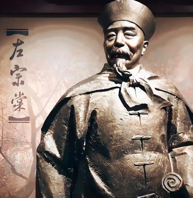 1876年，64岁高龄的左宗棠打到新疆敌占区时，突然有100多个衣着破烂的清朝官