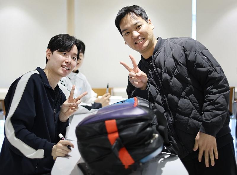 徐金组合到韩国YY总部开签名会热点现场