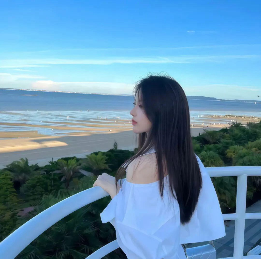 把春日的蓝天与花，藏进头像里✨清爽干净的ins感，每一帧都自带松弛氛围感。ins