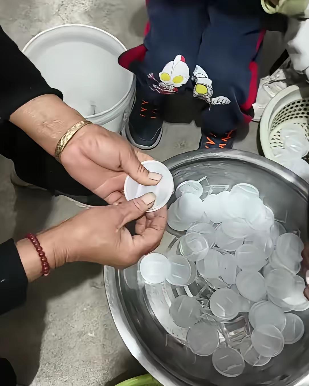 喜欢吃八宝粥的真要留心了！网传不少八宝粥盖装勺环节，竟是村里老人手工完成，

不