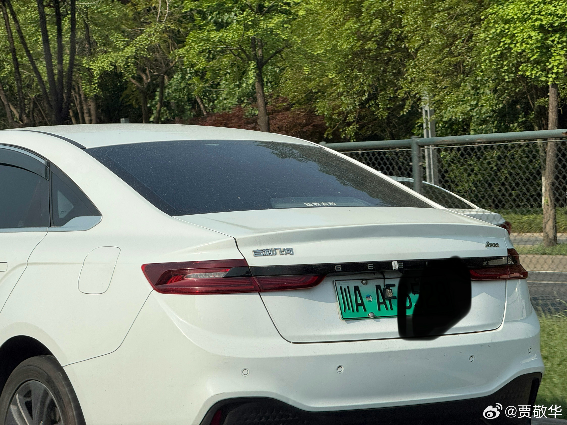 刚才打车去高铁站，无意中看到一辆车的摄像头掉了，这司机大哥不知道吗？如果猜的不错