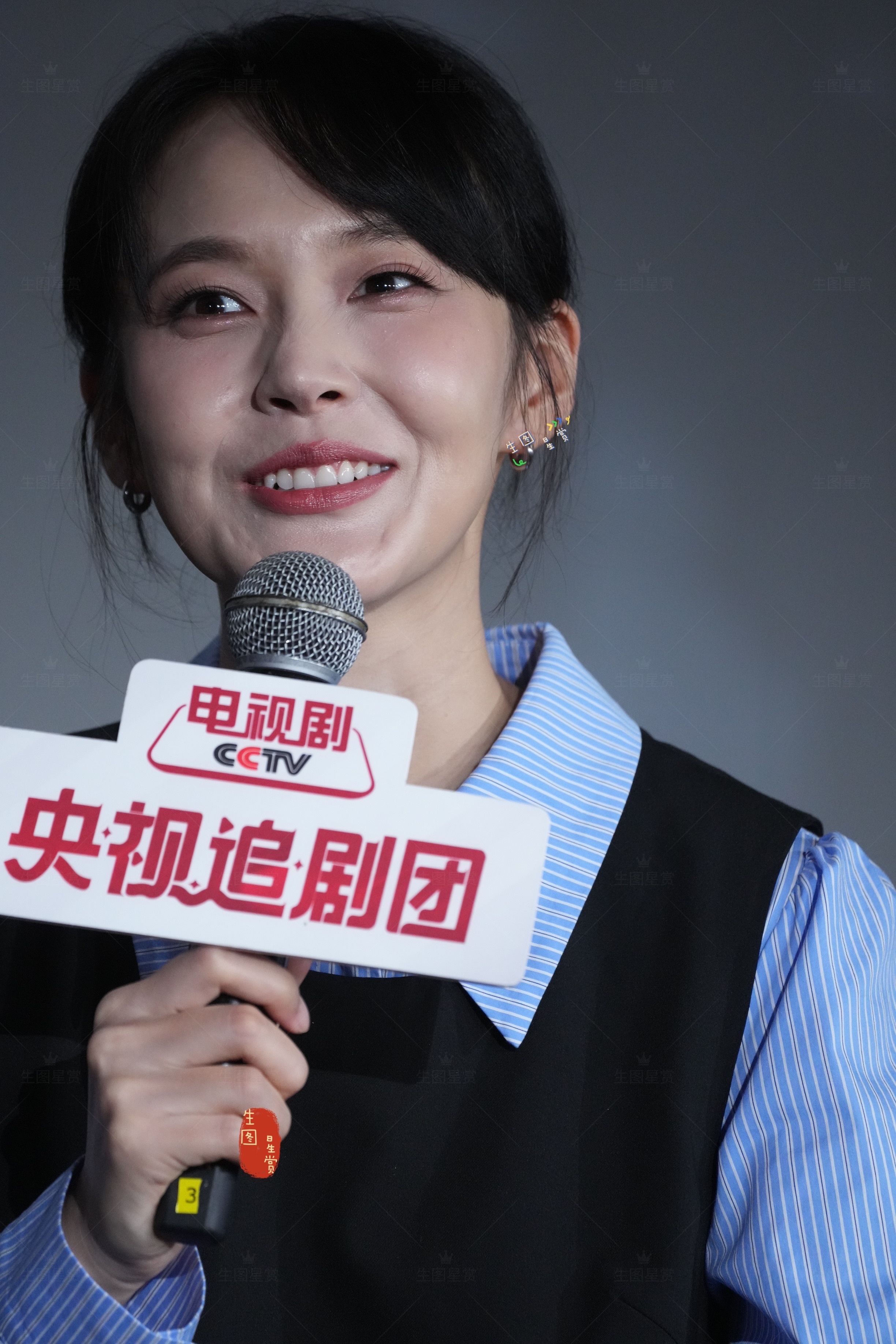 相机直出张佳宁的高清美貌260714电视剧重器 央视追剧团生图 