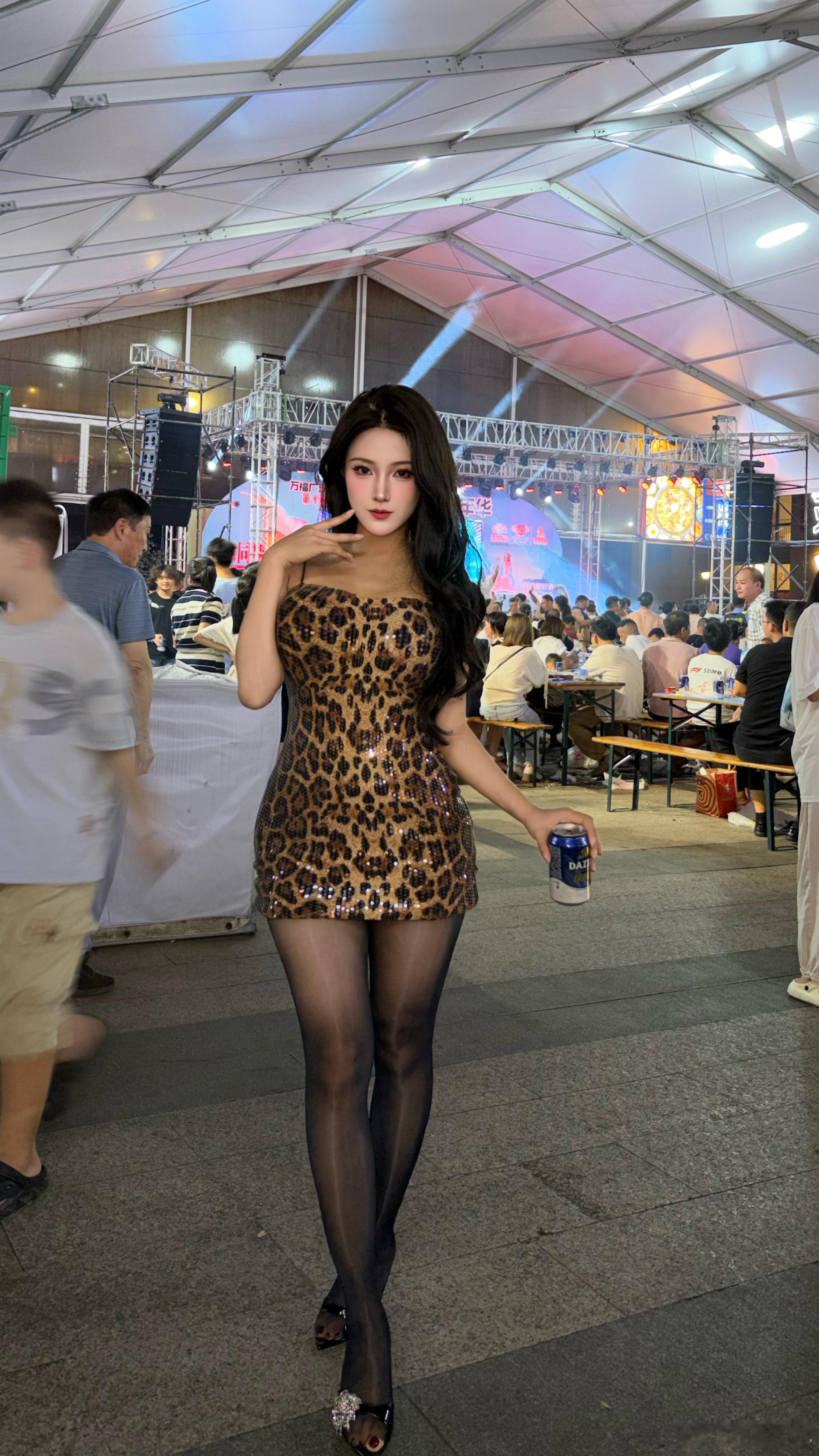 🤎 涞觅润丝 桂林搞了个啤酒节，这种限定背景板我怎么可能错过，于是就有了今天的