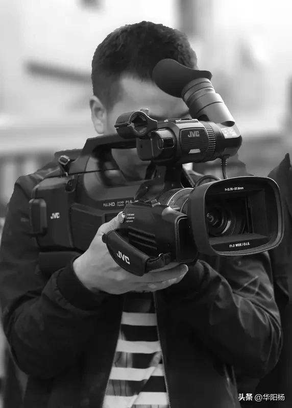 卧底记者是“冒险家”。

要具备演技、适应能力、应变能力、胆大心细等素质。

卧