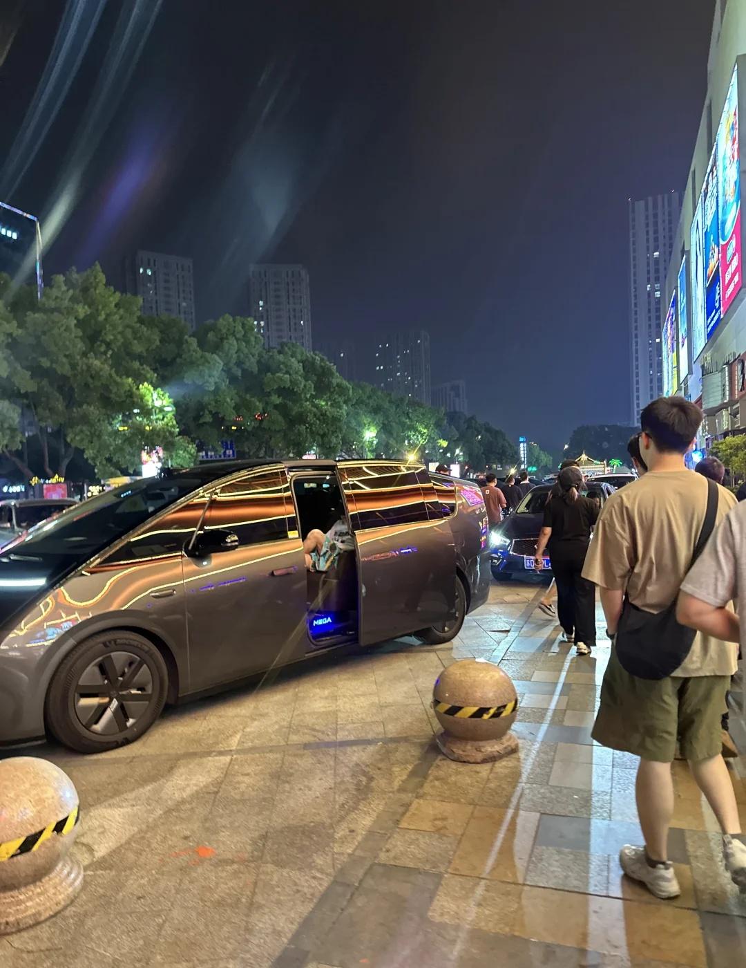 卧卧卧！辣之府吃饭遇到了谁这是？就在对面
很像啊
一起出门吃火锅 火锅爱好者 偶